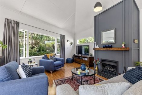 Photo of property in 49 Stanley Point Road, Stanley Point, Auckland, 0624