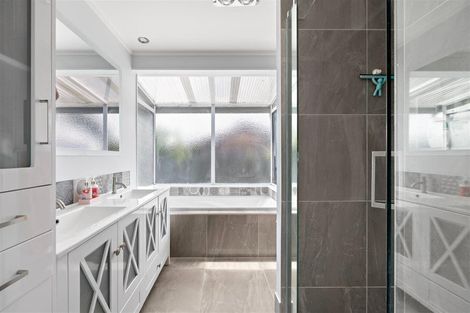 Photo of property in 2 Caesar Roose Drive, Glenview, Hamilton, 3206