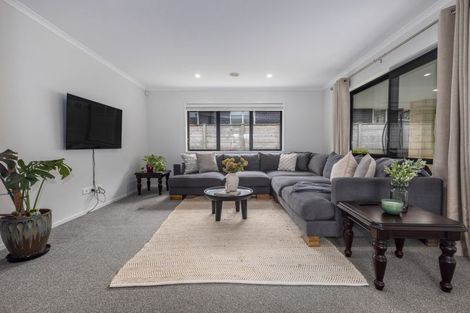 Photo of property in 28 Mooring Close, Whitby, Porirua, 5024