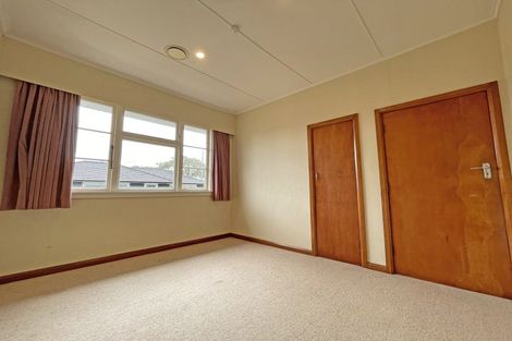 Photo of property in 28 Pahiatua Street, Hokowhitu, Palmerston North, 4410