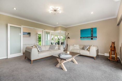 Photo of property in 39 Sylvan Avenue, Northcote, Auckland, 0627