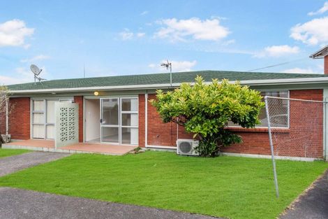 Photo of property in 2/5 Sylvan Crescent, Te Atatu South, Auckland, 0610