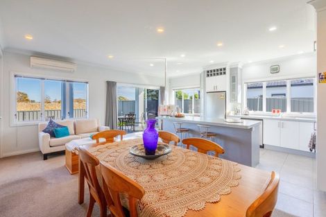 Photo of property in 32 Heynes Place, Clive, 4102