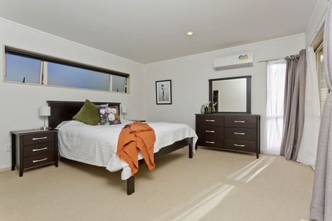 Photo of property in 2/12 Mossop Rise, Glenfield, Auckland, 0629