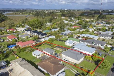 Photo of property in 18 Huruhuru Road, Massey, Auckland, 0614