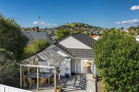 Photo of property in 30a William Bond Street, Stanley Point, Auckland, 0624