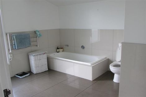 Photo of property in 71 West Harbour Drive, West Harbour, Auckland, 0618