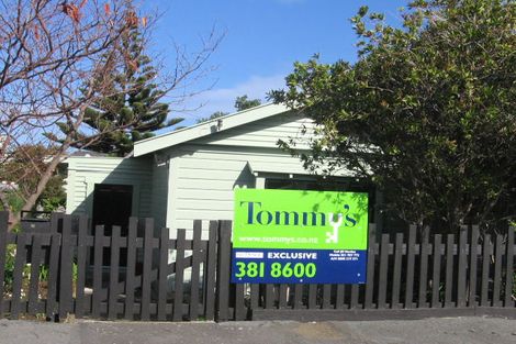 Photo of property in 15 Toru Street, Lyall Bay, Wellington, 6022