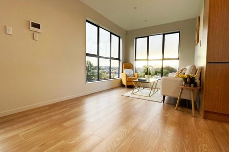 Photo of property in 10f Robert Burke Place, Henderson, Auckland, 0612