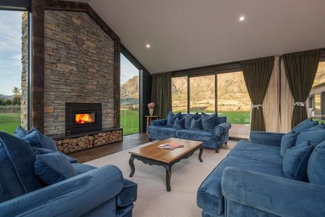 Photo of property in 16 Runholder Rise, Jacks Point, 9371