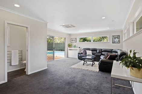 Photo of property in 34 Cliff View Drive, Green Bay, Auckland, 0604