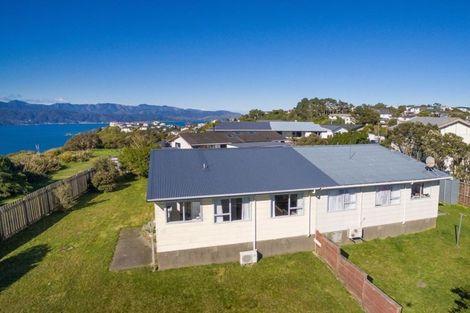 Photo of property in 15b Bayswater Place, Newlands, Wellington, 6037