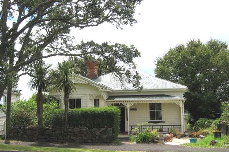 Photo of property in 28 Waterview Road, Stanley Point, Auckland, 0624