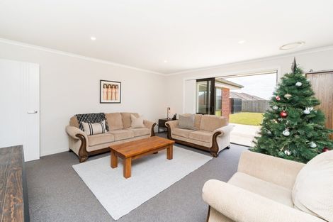 Photo of property in 11 Atlantic Drive, Fitzherbert, Palmerston North, 4410