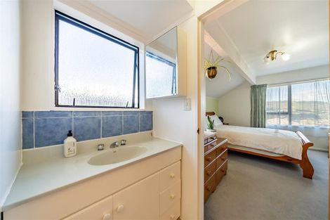 Photo of property in 10 Ordley Grove, Tawa, Wellington, 5028