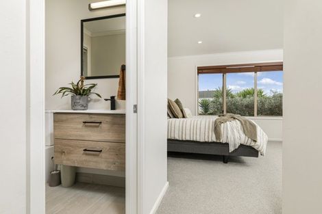 Photo of property in 17 West Hoe Heights, Orewa, 0931