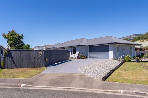 Photo of property in 9 Vining Crescent, Stoke, Nelson, 7011