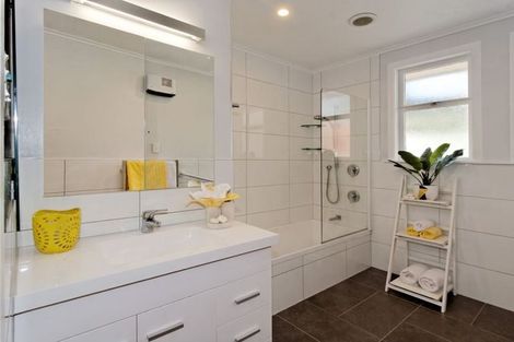 Photo of property in 8 Kelwyn Road, Kelston, Auckland, 0602