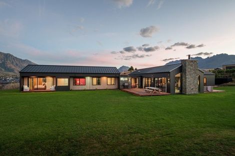 Photo of property in 16 Runholder Rise, Jacks Point, 9371
