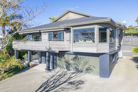 Photo of property in 10 Goldfinch Rise, Unsworth Heights, Auckland, 0632