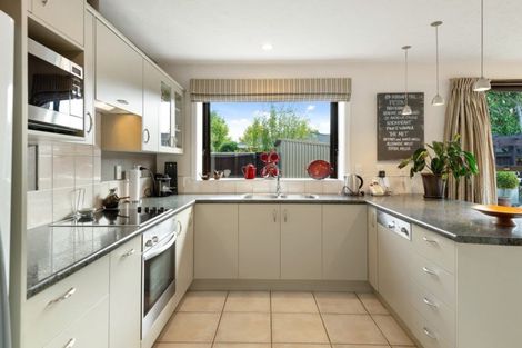 Photo of property in 5 Calbreath Place, Russley, Christchurch, 8042