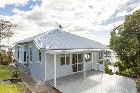 Photo of property in 123 Chaucer Road, Hospital Hill, Napier, 4110