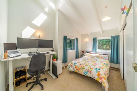 Photo of property in 2 Taka Grove, Normandale, Lower Hutt, 5010