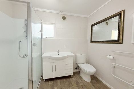 Photo of property in 62 Manhattan Heights, Glendene, Auckland, 0602