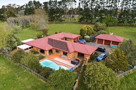 Photo of property in 27 Motu Road, Kumeu, 0891