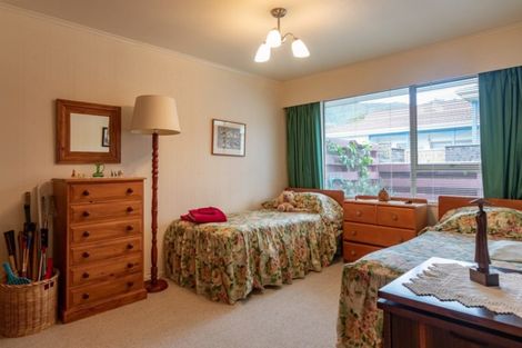 Photo of property in 5 Rewarewa Crescent, Waikanae, 5036