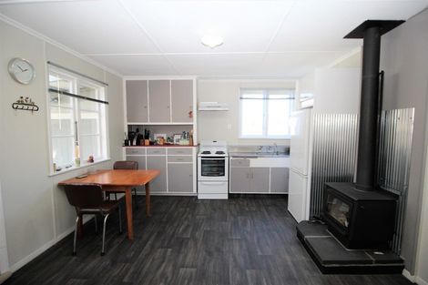 Photo of property in 12 Ross Street, Woodville, 4920