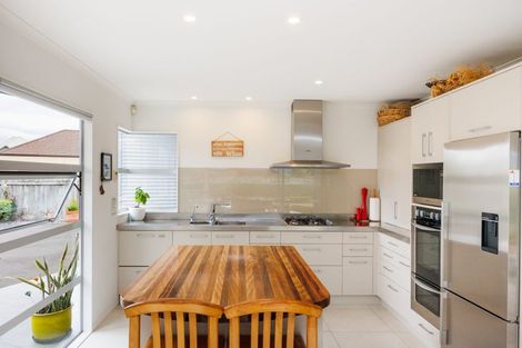 Photo of property in 6 The Oaks, Awapuni, Palmerston North, 4412