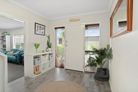 Photo of property in 16 Regal Place, Forrest Hill, Auckland, 0620