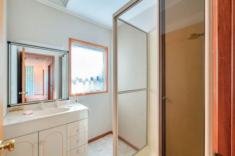 Photo of property in 2/30 Manly Esplanade, Browns Bay, Auckland, 0630