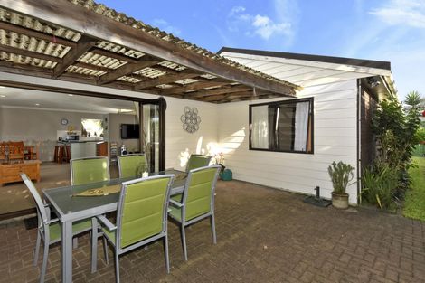 Photo of property in 1/98 Manhattan Heights, Glendene, Auckland, 0602