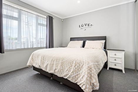 Photo of property in 2 Royal View Road, Te Atatu South, Auckland, 0610