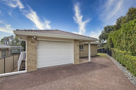 Photo of property in 2/8 Bronzewing Terrace, Unsworth Heights, Auckland, 0632