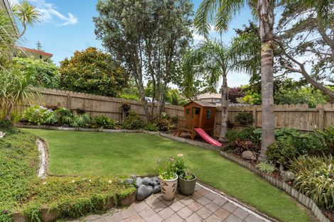Photo of property in 1/70 Totaravale Drive, Totara Vale, Auckland, 0629