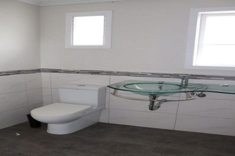 Photo of property in 545 Glenfield Road, Glenfield, Auckland, 0629