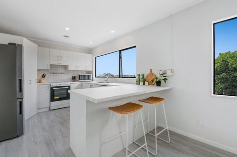 Photo of property in 2/20 Bronzewing Terrace, Unsworth Heights, Auckland, 0632