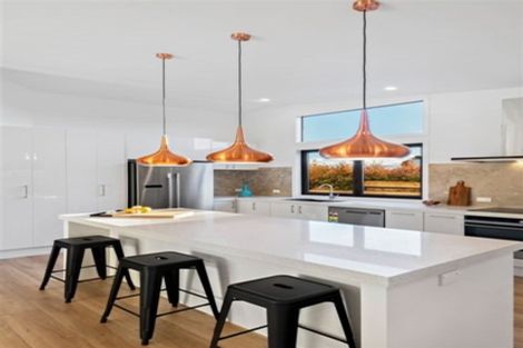 Photo of property in 2/23 Montgomery Avenue, Rothesay Bay, Auckland, 0630