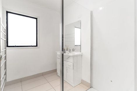 Photo of property in 1/19 Exeter Place, Unsworth Heights, Auckland, 0632