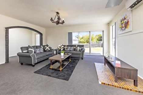 Photo of property in 13 Ewbank Place, Manurewa, Auckland, 2102