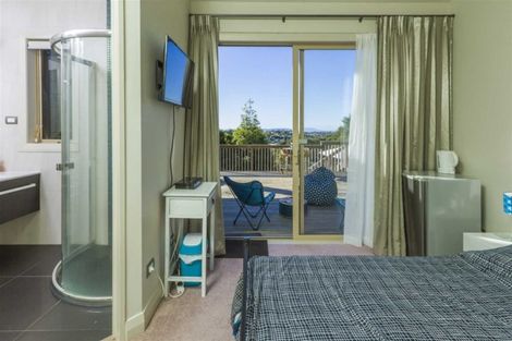 Photo of property in 121 Wade River Road, Stanmore Bay, Whangaparaoa, 0932