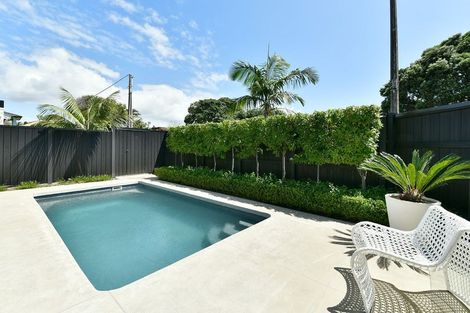 Photo of property in 52 Walton Street, Red Beach, 0932