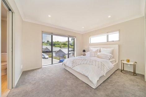 Photo of property in 2 Brindle Way, Newlands, Wellington, 6037