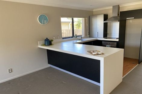 Photo of property in 65 Rising Parade, Fairview Heights, Auckland, 0632