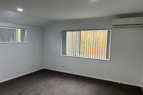 Photo of property in 18 Plumstead Rise, Glen Eden, Auckland, 0602