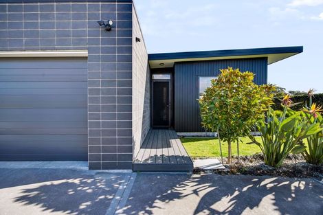 Photo of property in 5 Kotare Drive, Waiwhakaiho, New Plymouth, 4312