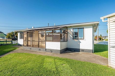 Photo of property in 24 Selwyn Crescent, College Estate, Whanganui, 4500